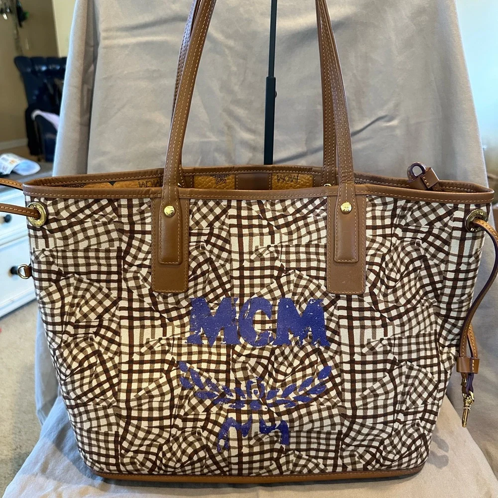 MCM Brown Leather Reversible Tote with Monogram Pattern Medium Size - Picture 3 of 10
